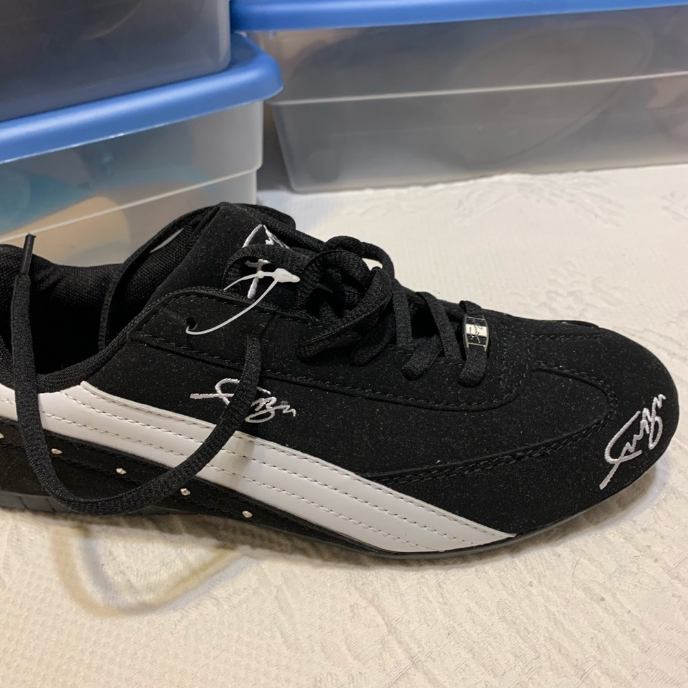 Athletic shoes